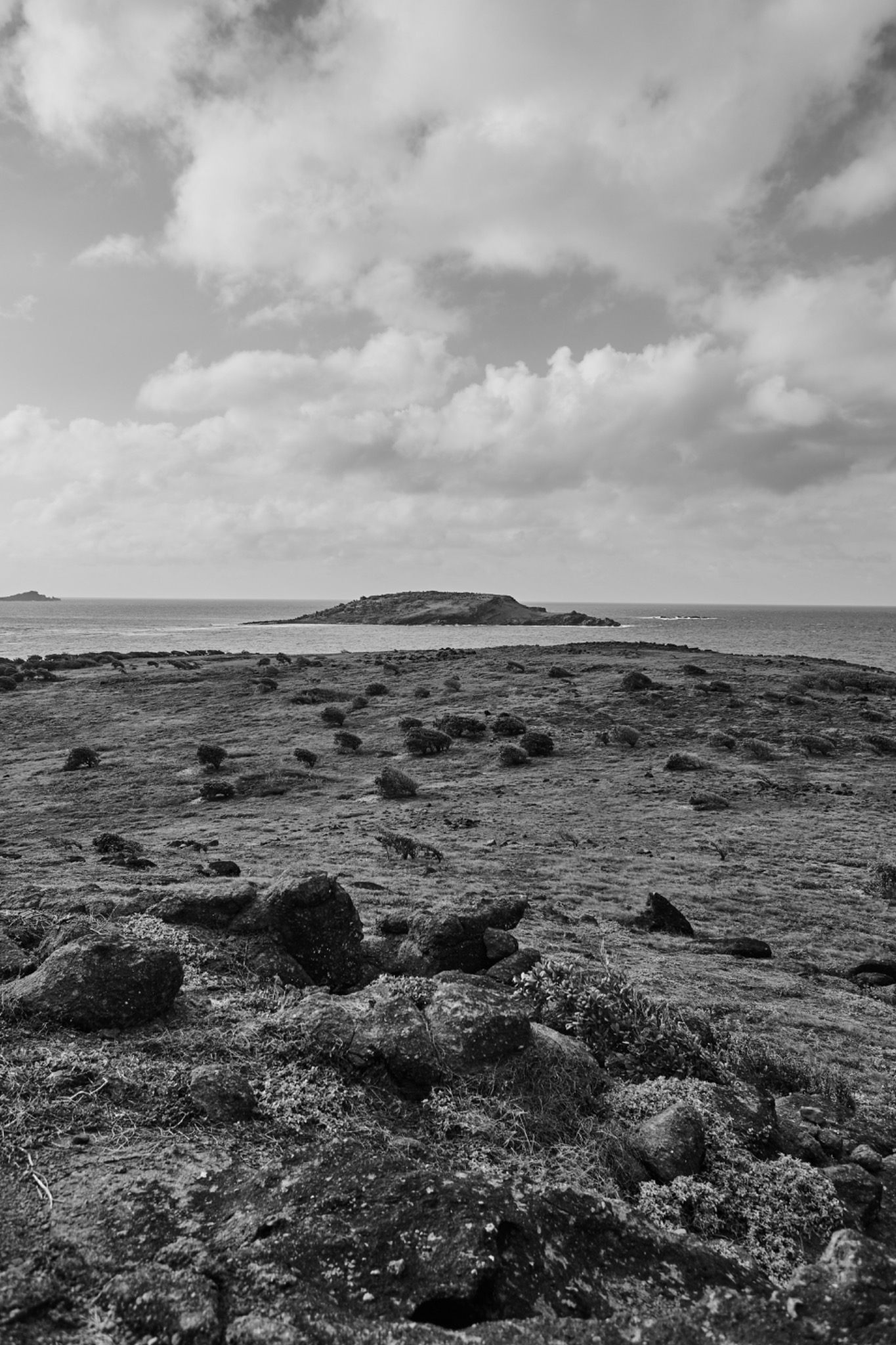 Paysage insulaire sous un vaste ciel nuageux, photographie noir et blanc de Michael Gramm